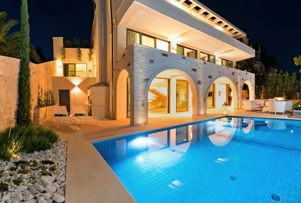 Contemporary Seafront Villa with Infinity Pool Selca