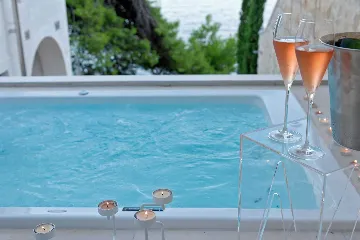 Contemporary Seafront Villa with Infinity Pool Selca