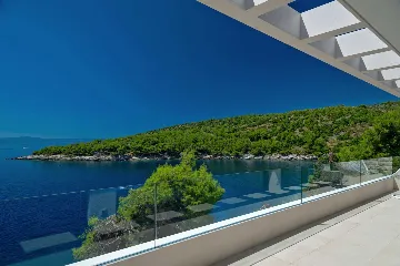 Contemporary Seafront Villa with Infinity Pool Selca