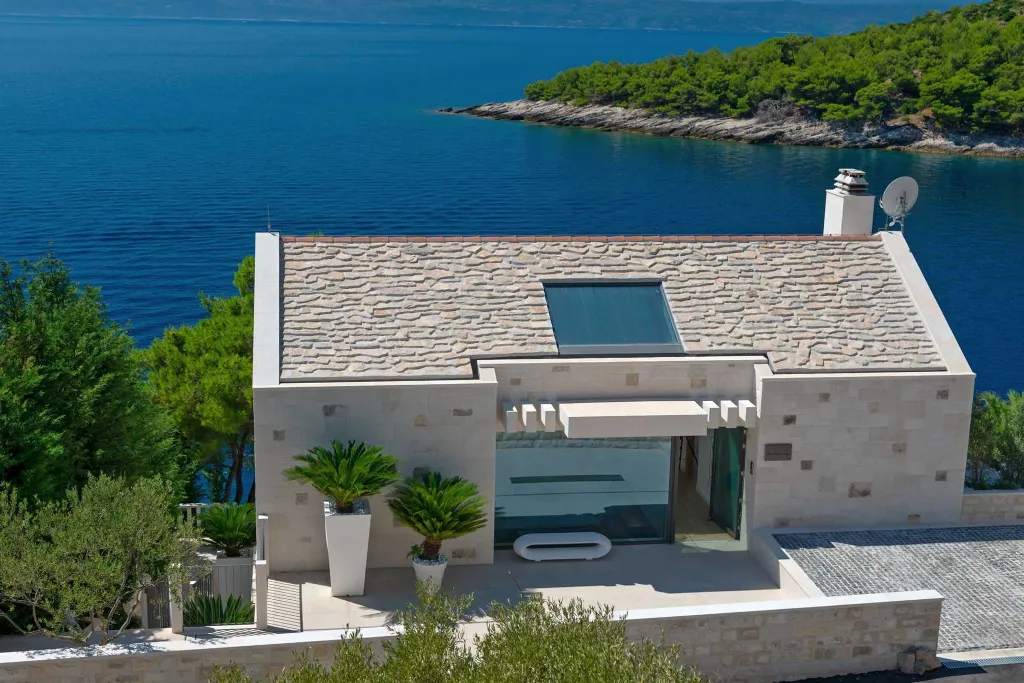 Contemporary Seafront Villa with Infinity Pool Selca