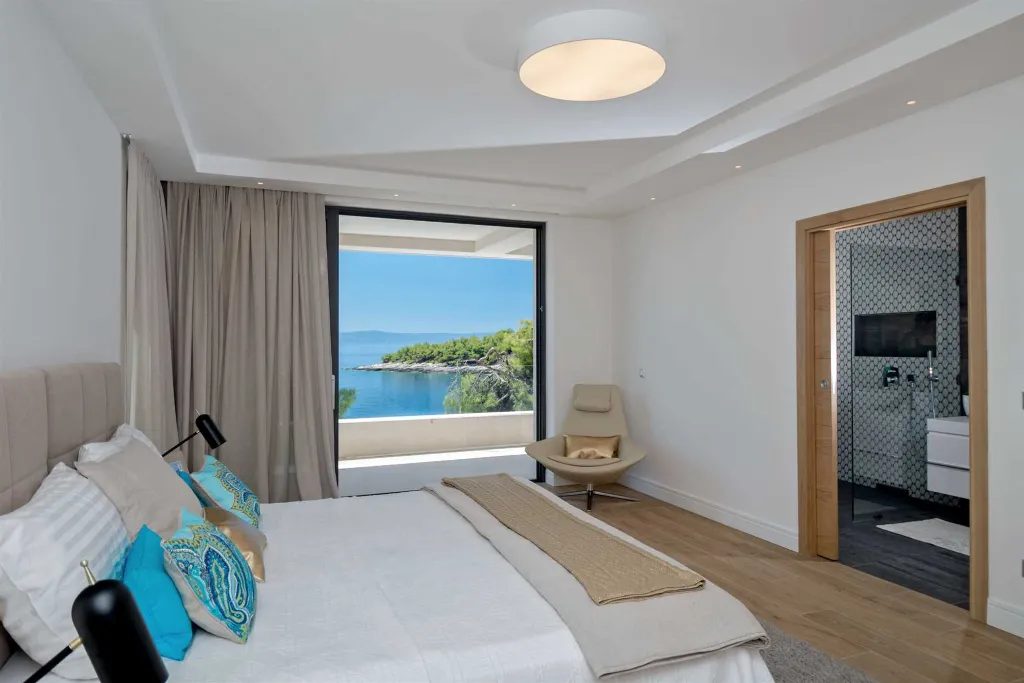Contemporary Seafront Villa with Infinity Pool Selca