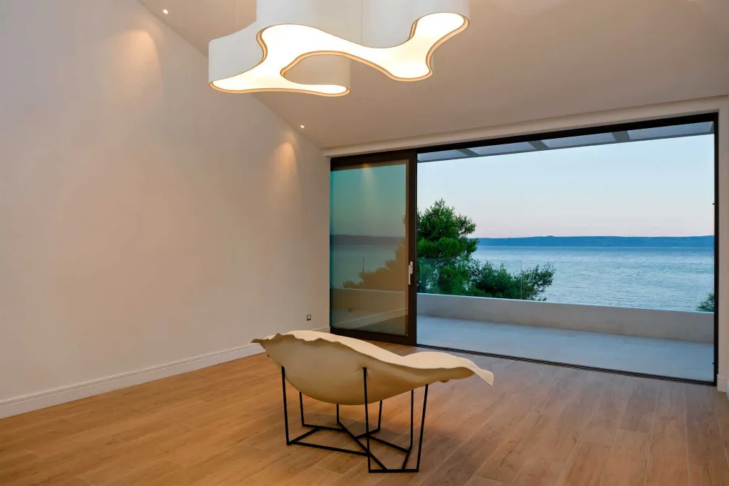 Contemporary Seafront Villa with Infinity Pool Selca