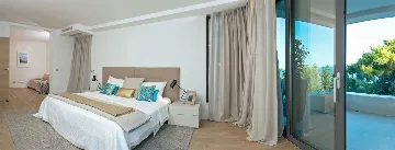 Contemporary Seafront Villa with Infinity Pool Selca