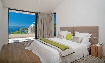 Contemporary Seafront Villa with Infinity Pool Selca