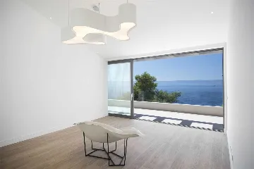 Contemporary Seafront Villa with Infinity Pool Selca