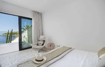 Contemporary Seafront Villa with Infinity Pool Selca