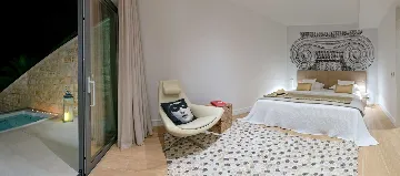 Contemporary Seafront Villa with Infinity Pool Selca