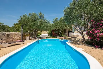 Seaside Family Villa with Pool in Betina