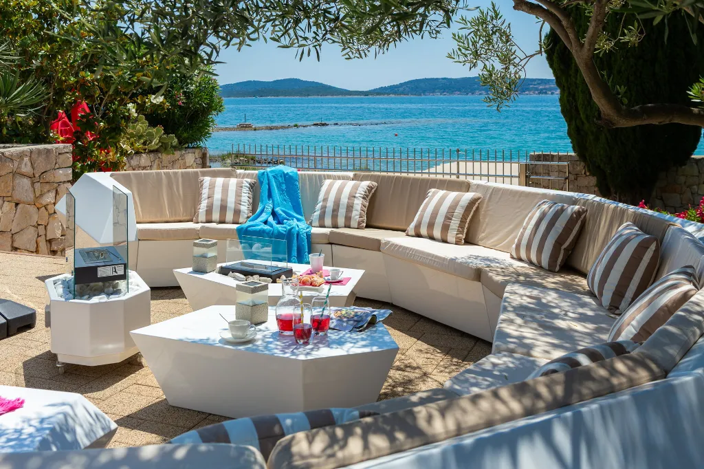 Seaside Family Villa with Pool in Betina