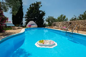 Seaside Family Villa with Pool in Betina