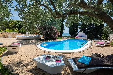 Seaside Family Villa with Pool in Betina