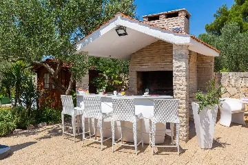 Seaside Family Villa with Pool in Betina