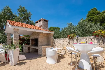 Seaside Family Villa with Pool in Betina