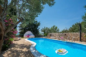 Seaside Family Villa with Pool in Betina