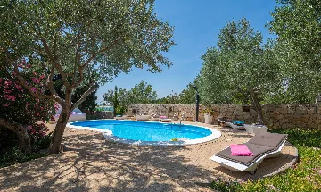 Seaside Family Villa with Pool in Betina
