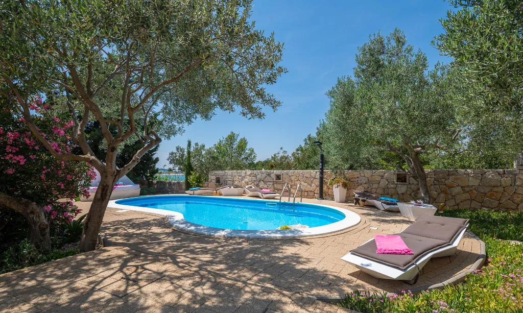 Seaside Family Villa with Pool in Betina
