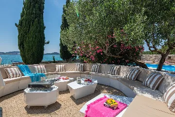 Seaside Family Villa with Pool in Betina