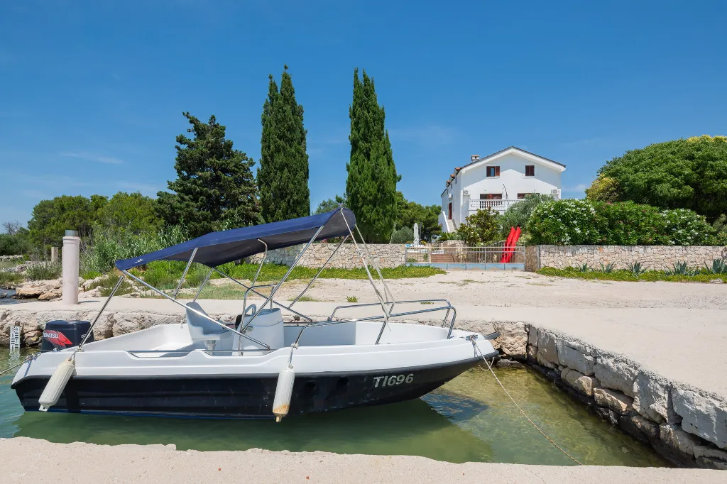 Seaside Family Villa with Pool in Betina