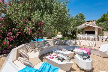 Seaside Family Villa with Pool in Betina