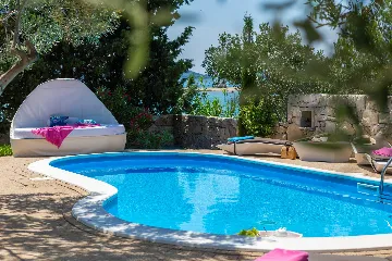 Seaside Family Villa with Pool in Betina