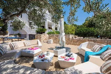 Seaside Family Villa with Pool in Betina