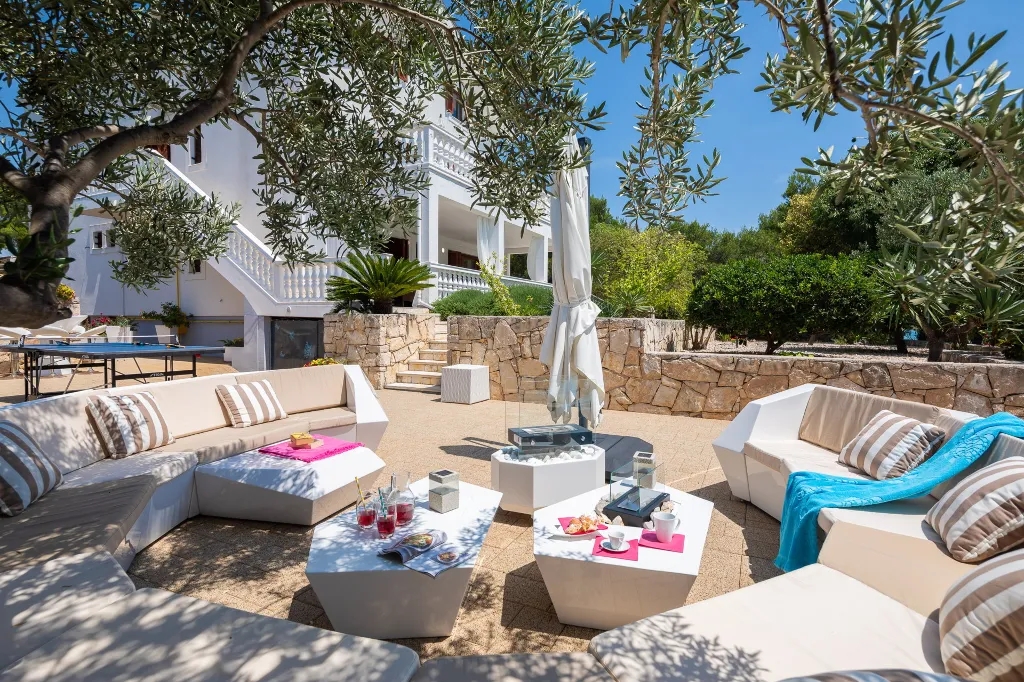 Seaside Family Villa with Pool in Betina