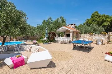 Seaside Family Villa with Pool in Betina