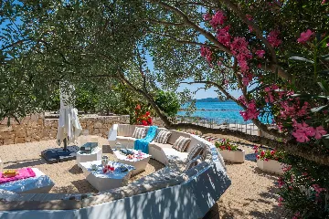 Seaside Family Villa with Pool in Betina