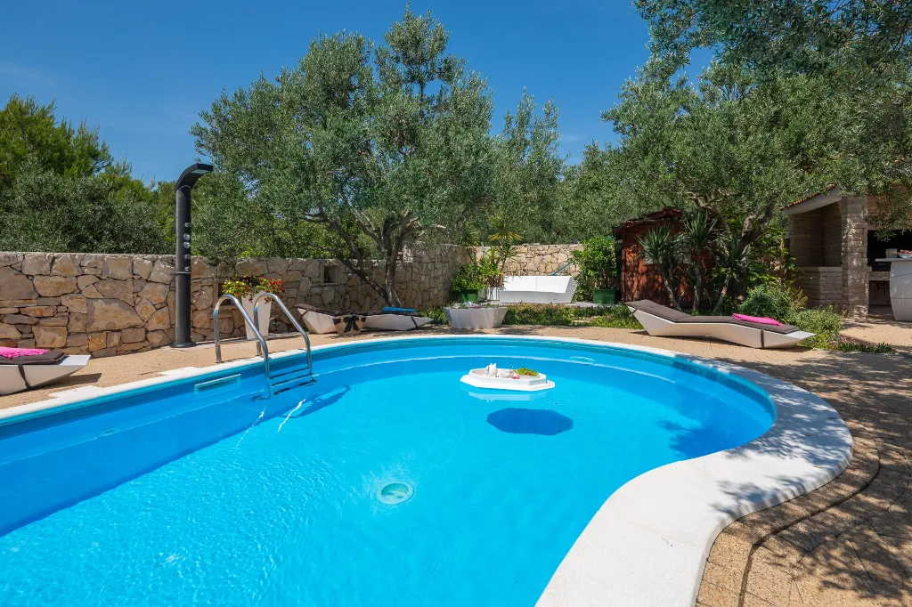 Seaside Family Villa with Pool in Betina