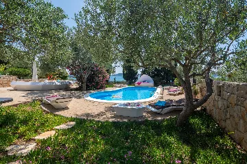 Seaside Family Villa with Pool in Betina