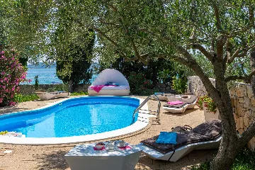 Seaside Family Villa with Pool in Betina
