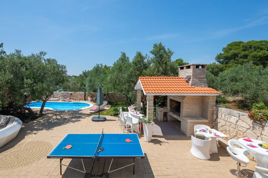 Seaside Family Villa with Pool in Betina