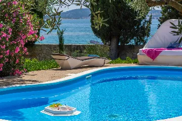 Seaside Family Villa with Pool in Betina