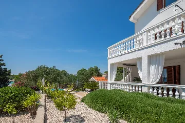 Seaside Family Villa with Pool in Betina