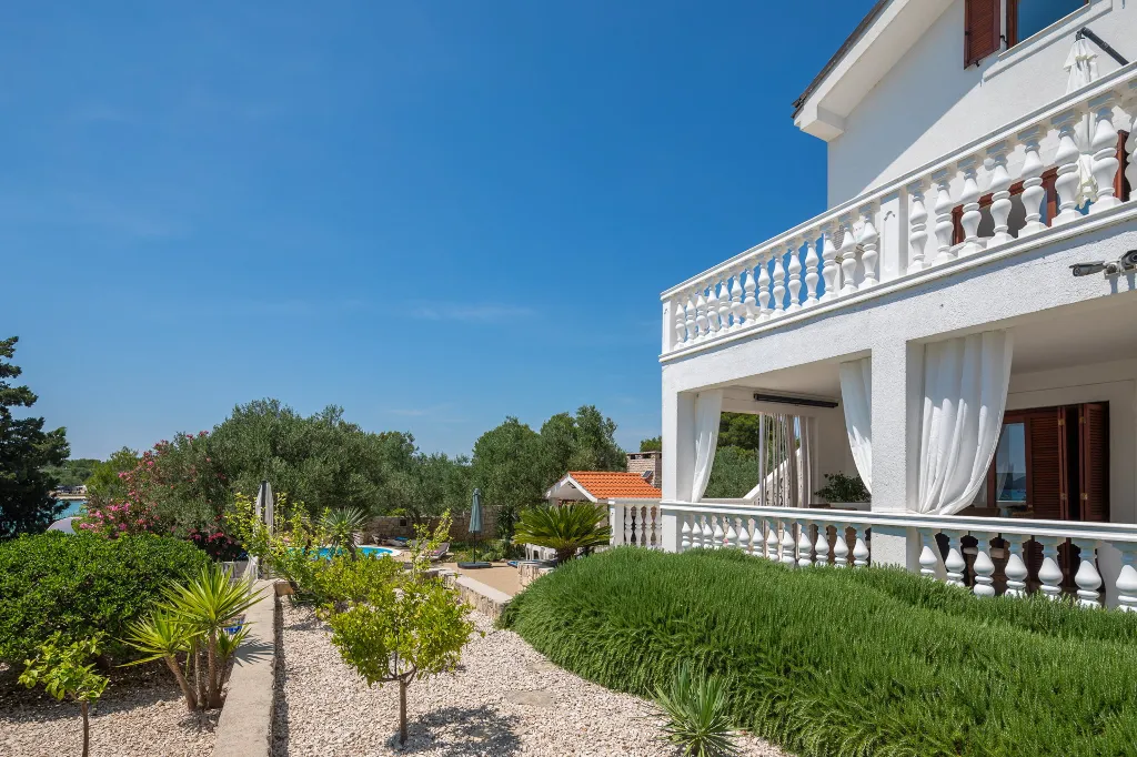 Seaside Family Villa with Pool in Betina
