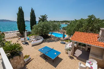 Seaside Family Villa with Pool in Betina