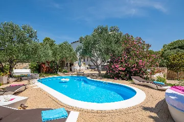 Seaside Family Villa with Pool in Betina