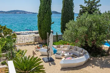 Seaside Family Villa with Pool in Betina