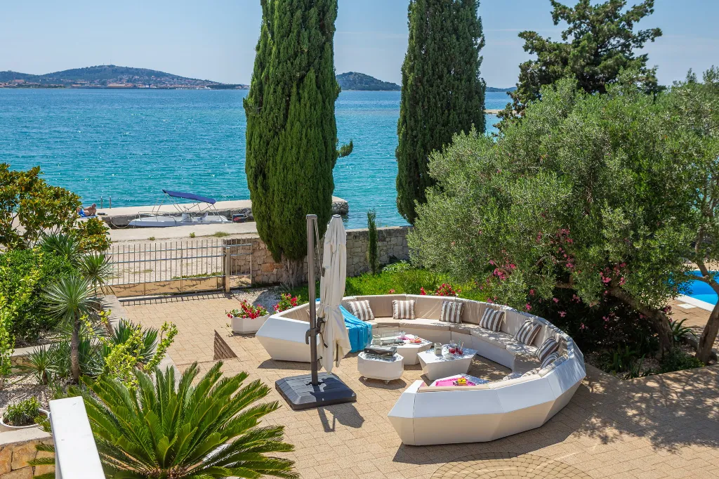 Seaside Family Villa with Pool in Betina