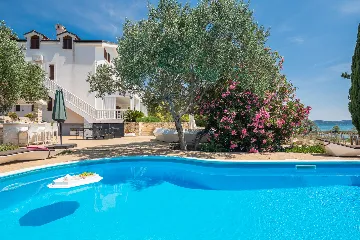 Seaside Family Villa with Pool in Betina