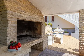 Seaside Family Villa with Pool in Betina