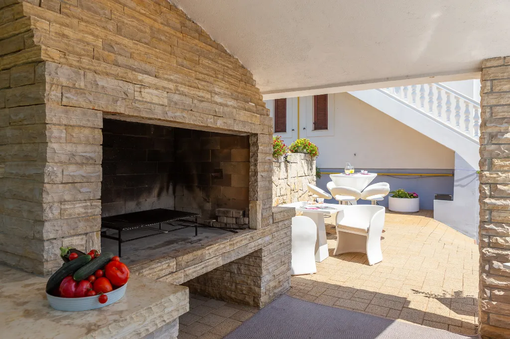 Seaside Family Villa with Pool in Betina