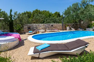 Seaside Family Villa with Pool in Betina