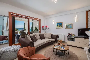 Seaside Family Villa with Pool in Betina