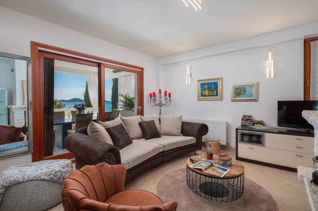 Seaside Family Villa with Pool in Betina