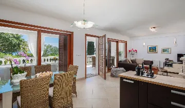 Seaside Family Villa with Pool in Betina