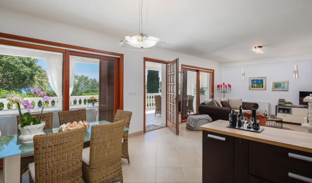 Seaside Family Villa with Pool in Betina