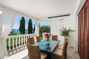 Seaside Family Villa with Pool in Betina