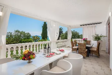 Seaside Family Villa with Pool in Betina