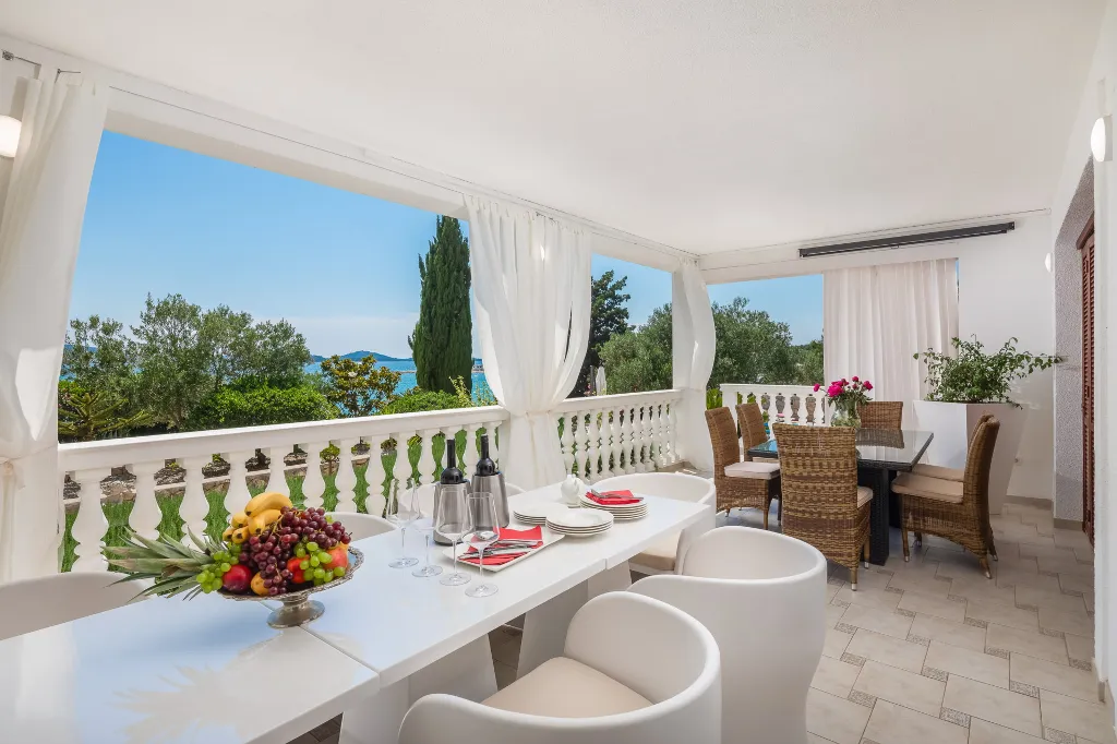 Seaside Family Villa with Pool in Betina
